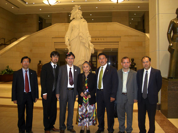 アメリカ合衆国議会議事堂の自由の女神像前にて。世界ウイグル会議総裁ラビア・カーディル氏（中央）、副総裁セイット・トムトルコ氏（中央右）、当協会会長のイリハム・マハムティ（中央左）。